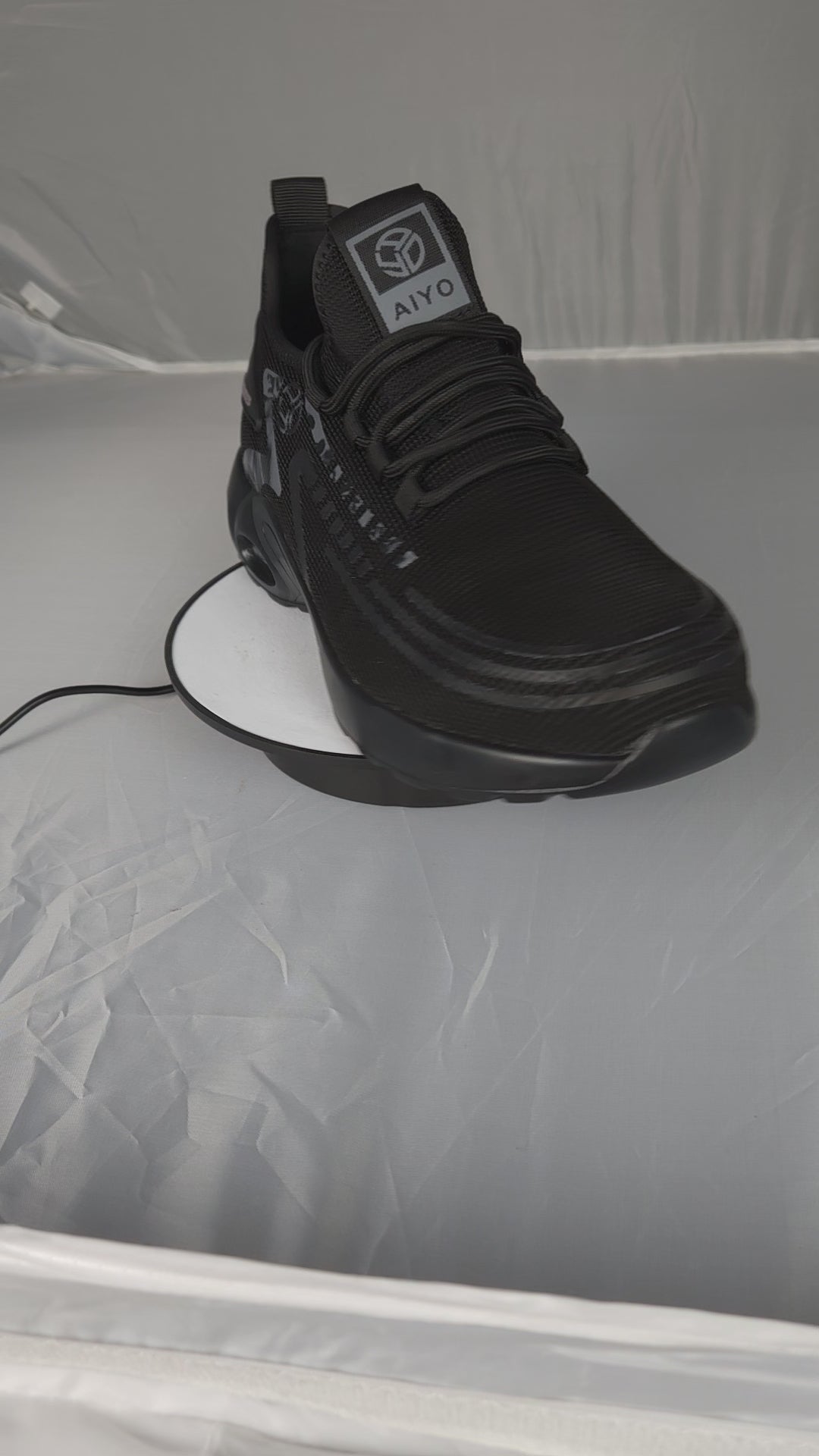 Metal toe cap outlet trainers